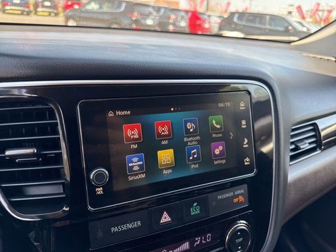 Used 2018 Mitsubishi Outlander 4WD Plug-In Hybrid image 24