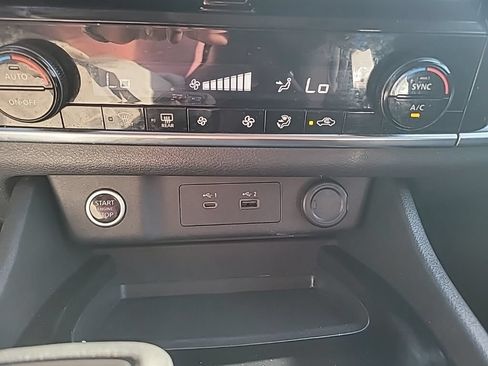 Used 2021 Nissan Rogue SV AWD/4WD image 16
