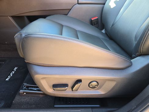 Used 2025 Nissan Rogue SL w/ SL Premium Package image 17