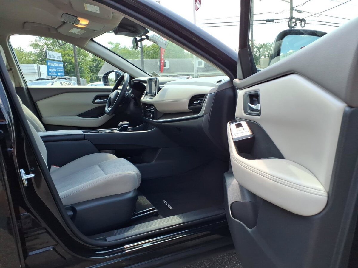 Used 2025 Nissan Rogue SV AWD/4WD image 13