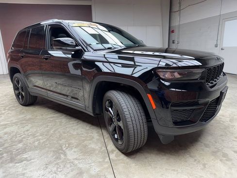 Used 2023 Jeep Grand Cherokee Altitude image 7