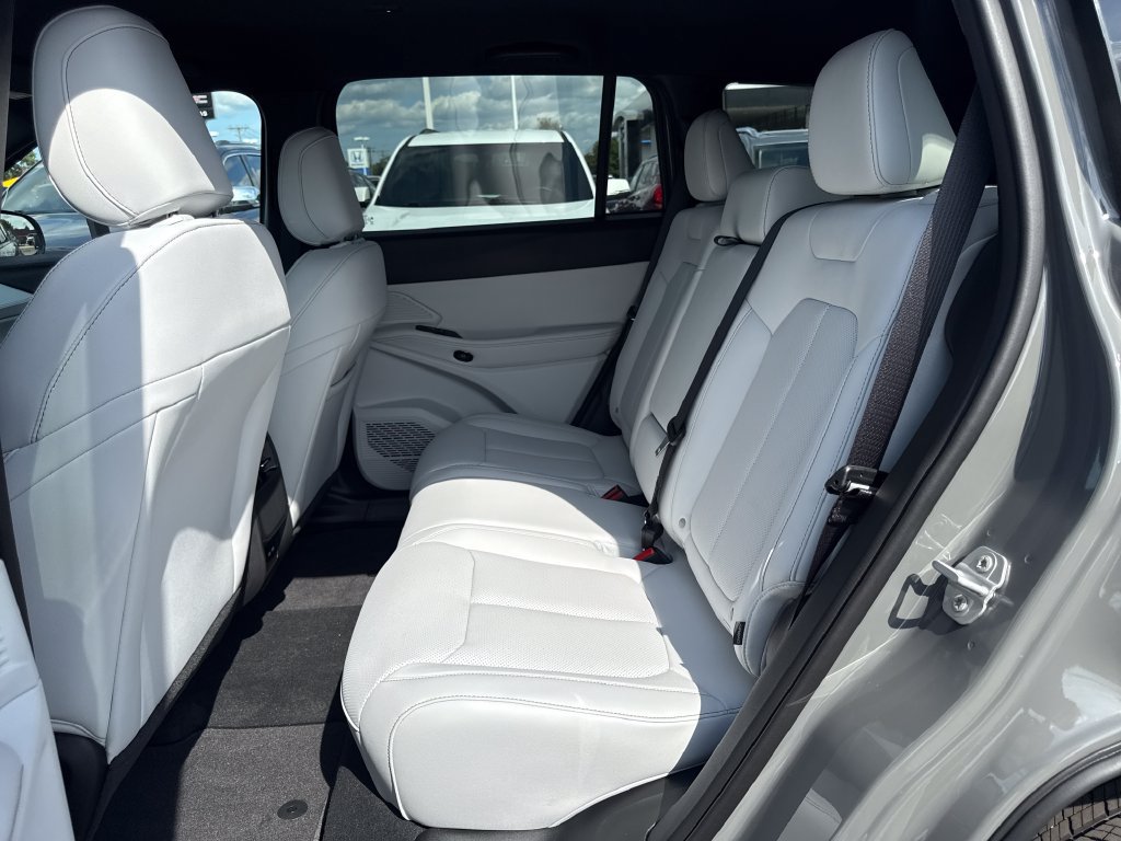 Used 2026 Jeep Cherokee Limited AWD/4WD image 9
