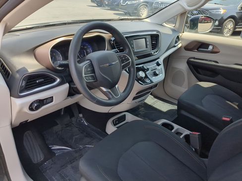 Used 2017 Chrysler Pacifica LX FWD image 16
