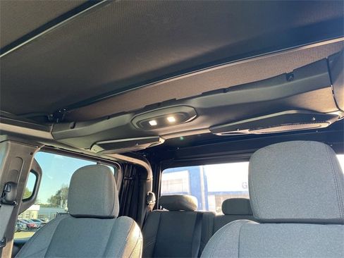 Used 2024 Jeep Gladiator Sport image 11