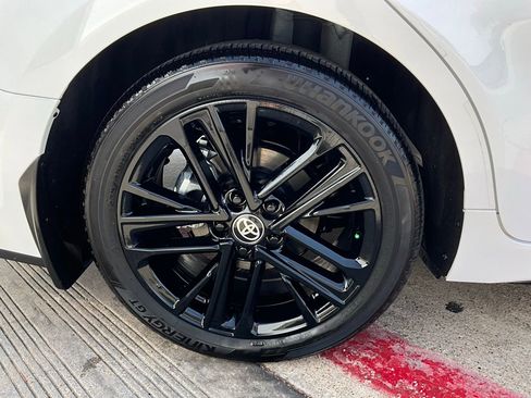 Used 2025 Toyota Camry SE w/ Convenience Package image 9