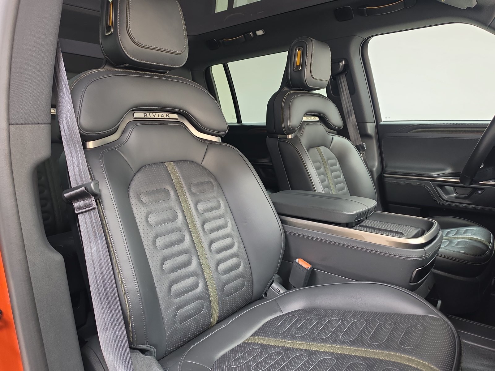 Used 2025 Rivian R1S Adventure Dual AWD/4WD image 24