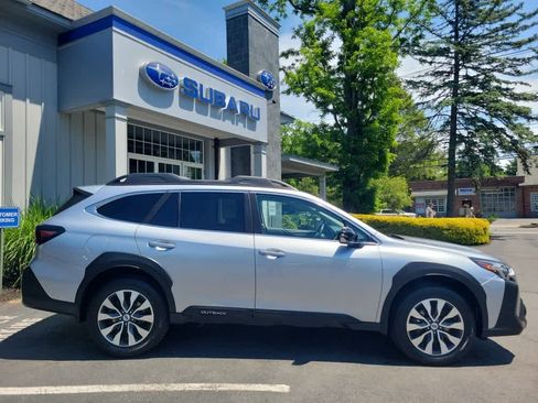 Used 2023 Subaru Outback Limited AWD/4WD image 2