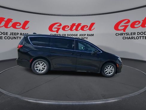 New 2026 Chrysler Pacifica Select image 8