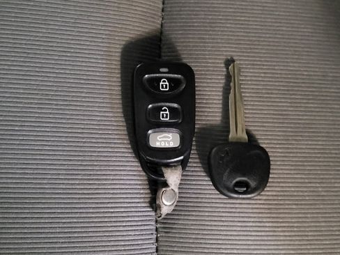 Used 2017 Hyundai Elantra SE image 32