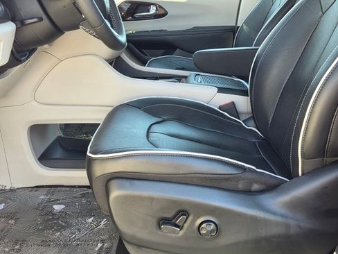 Used 2023 Chrysler Pacifica Limited image 17