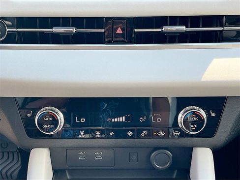 New 2025 Mitsubishi Outlander SE image 16