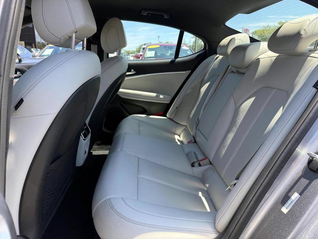 Certified 2025 Genesis G70 2.5T AWD/4WD image 12