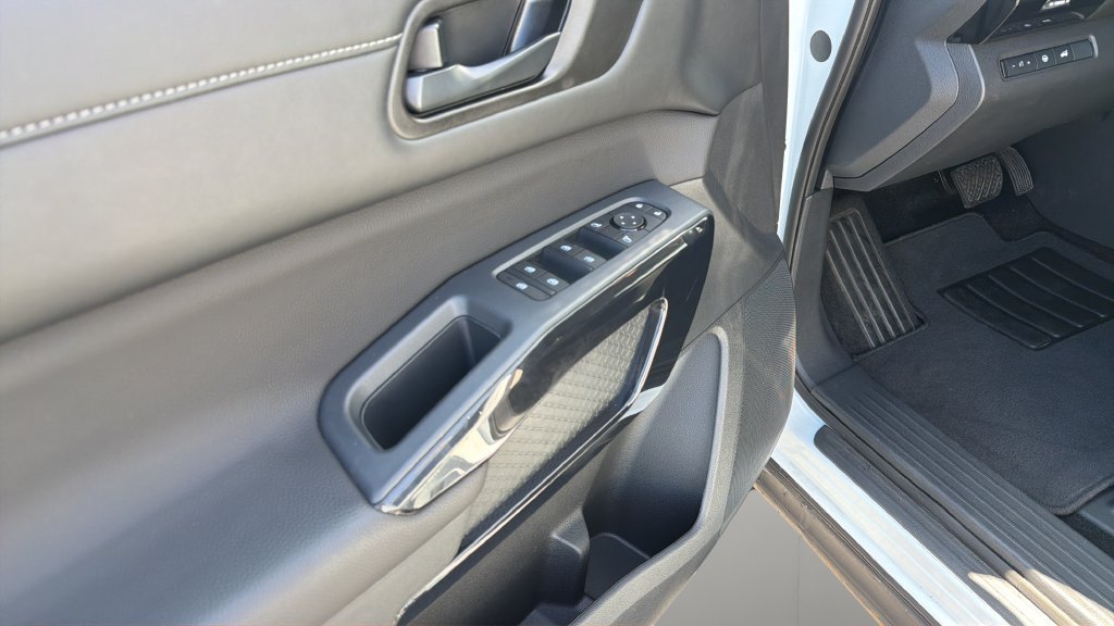 Used 2025 Nissan Pathfinder SV FWD image 16