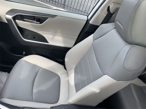 Used 2021 Toyota RAV4 XLE Premium image 31