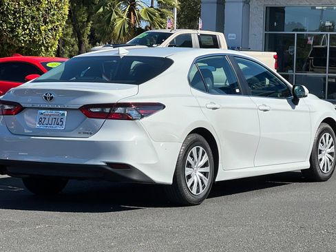 Used 2022 Toyota Camry LE FWD image 5