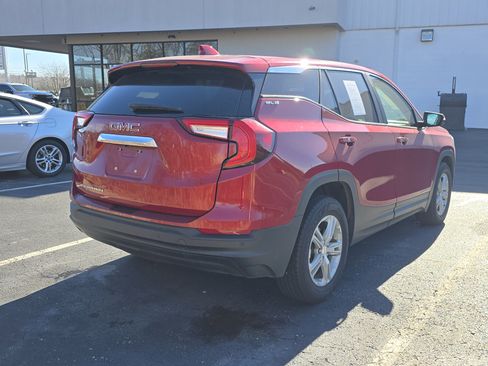 Used 2023 GMC Terrain SLE image 3