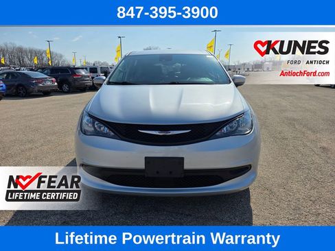 Used 2023 Chrysler Voyager LX image 2