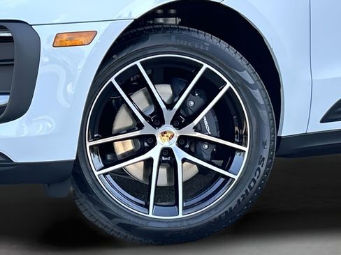 Certified 2025 Porsche Macan image 6