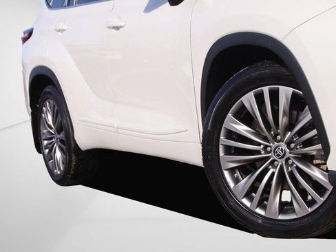 Used 2021 Toyota Highlander Platinum image 3