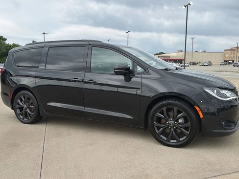 Used 2018 Chrysler Pacifica Limited w/ Advanced Safetytec Group FWD image 24