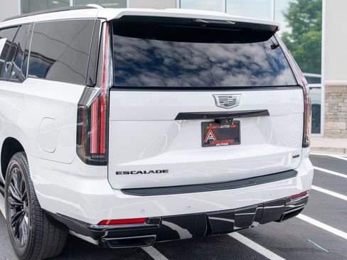Used 2025 Cadillac Escalade ESV Sport Platinum w/ LPO, ONYX Package RWD image 16