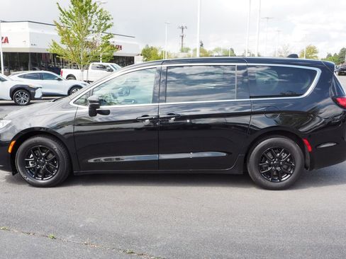 Used 2024 Chrysler Pacifica Touring-L FWD image 8