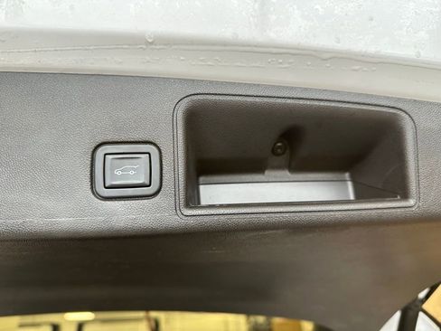 Used 2024 GMC Terrain SLT image 37