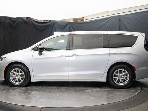 Used 2024 Chrysler Pacifica Touring-L image 9
