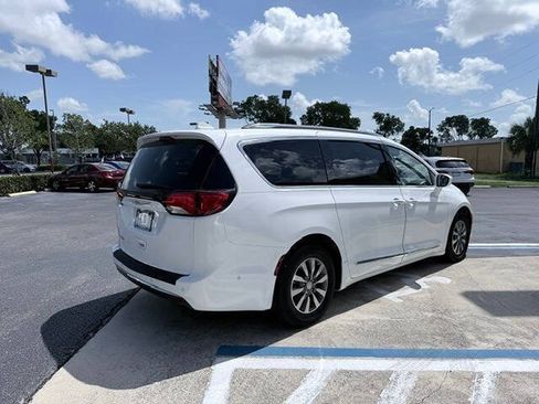 Used 2019 Chrysler Pacifica Touring-L Plus w/ Advanced Safetytec Group FWD image 4