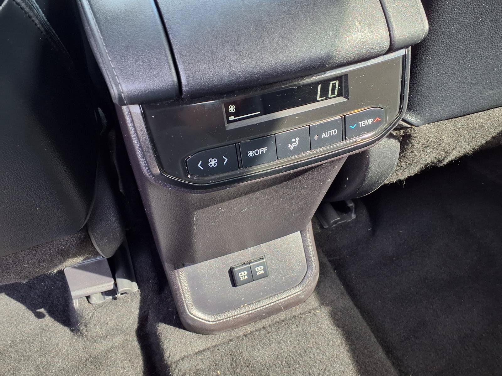 Used 2021 Toyota Highlander XLE FWD image 21
