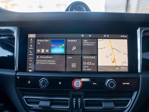 Used 2025 Porsche Macan image 12