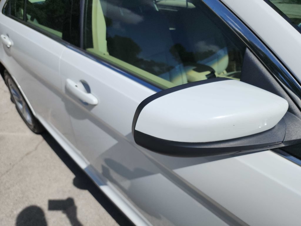 Used 2015 Ford Taurus SEL FWD image 10