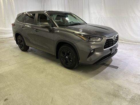 Used 2023 Toyota Highlander LE AWD/4WD image 2