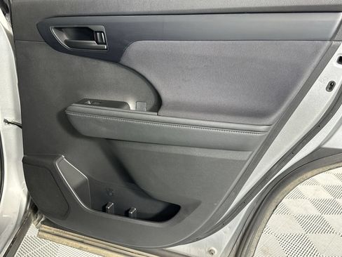 Used 2025 Toyota Highlander LE FWD image 31