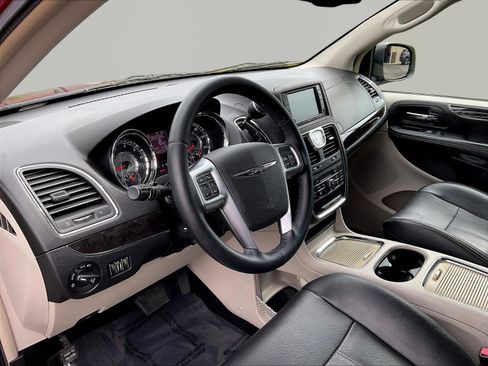 Used 2013 Chrysler Town & Country Touring-L w/ Premium Group FWD image 16