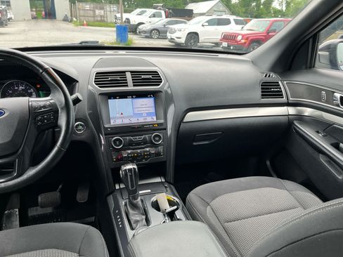 Used 2018 Ford Explorer XLT w/ Equipment Group 201A AWD/4WD image 27