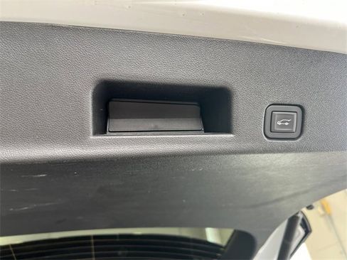 Used 2025 Buick Enclave Preferred w/ Power Package image 16