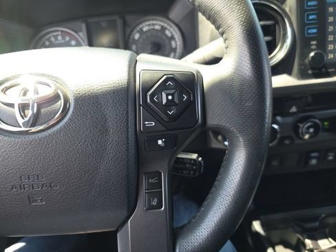 Used 2018 Toyota Tacoma TRD Sport AWD/4WD image 19