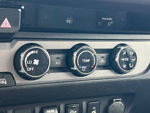 Used 2018 Toyota Tacoma TRD Off-Road image 21