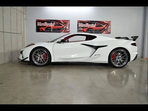 Used 2024 Chevrolet Corvette Z06 w/ Stealth Interior Trim Package RWD image 26