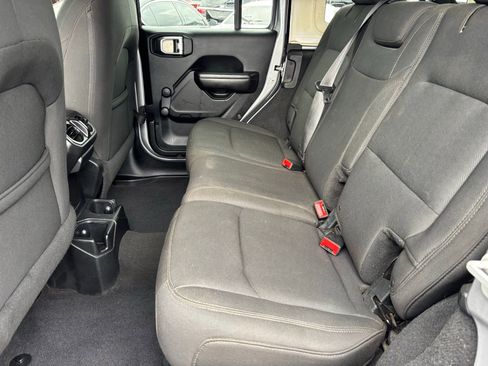 Used 2018 Jeep Wrangler Unlimited Sport image 19