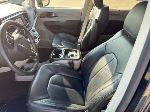 Used 2017 Chrysler Pacifica Touring-L FWD image 16