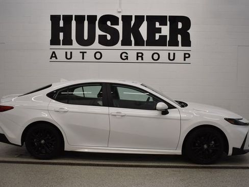 Used 2025 Toyota Camry SE FWD image 2