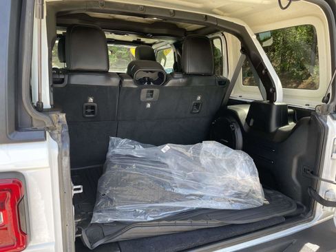 Used 2019 Jeep Wrangler Unlimited Sahara AWD/4WD image 30