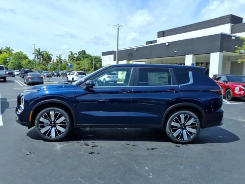 New 2026 Mitsubishi Outlander SE FWD image 3