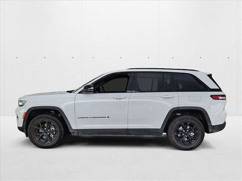 Used 2025 Jeep Grand Cherokee Laredo image 8