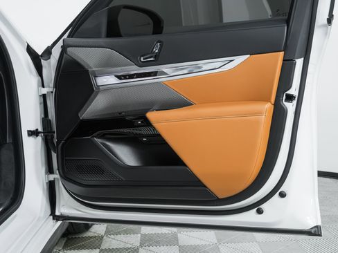 Used 2023 BMW 740i w/ Parking Assistance Package image 70