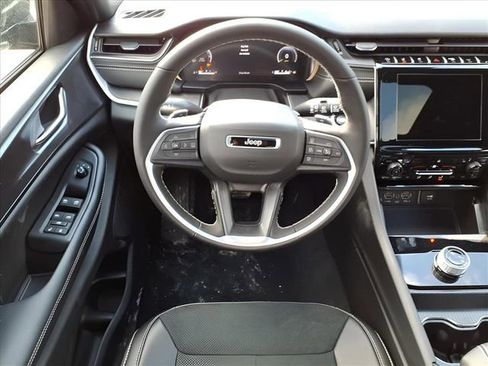 New 2025 Jeep Grand Cherokee Altitude image 12