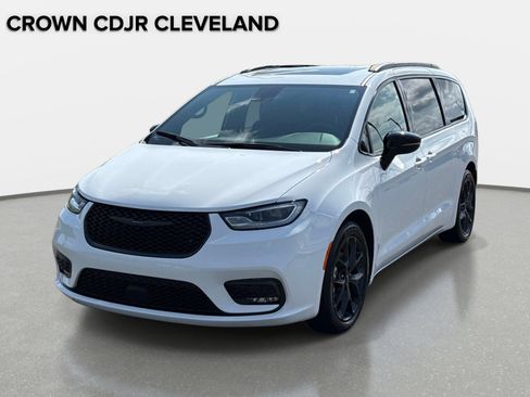Used 2025 Chrysler Pacifica Limited FWD image 9