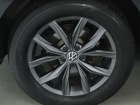 Used 2023 Volkswagen Tiguan SE AWD/4WD image 12
